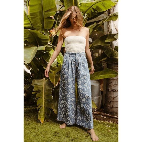 BiBi Floral Printed White Flower Texture Wide Leg Cropped Blue Jeans Sz Medium - Picture 2 of 11